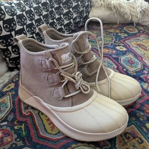 Sorel women's NWOT waterproof duck boot Out and About style outdoor boot